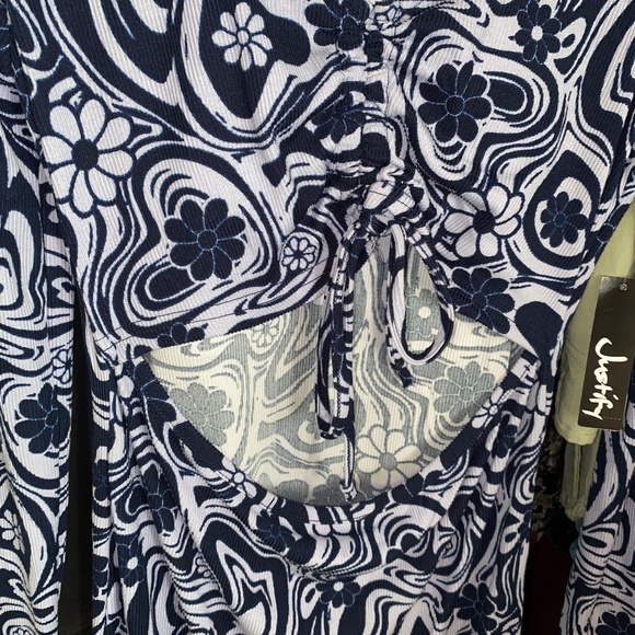 NWT Women's Justify Long Sleeve Stretch Dress Purple Daisy Blue Floral - Picture 3 of 5